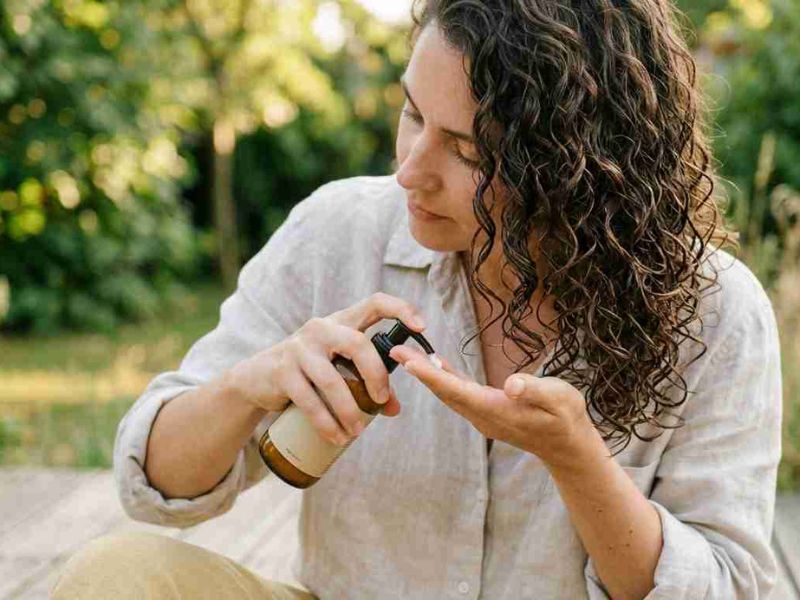 How to keep curly hair moisturized in summer